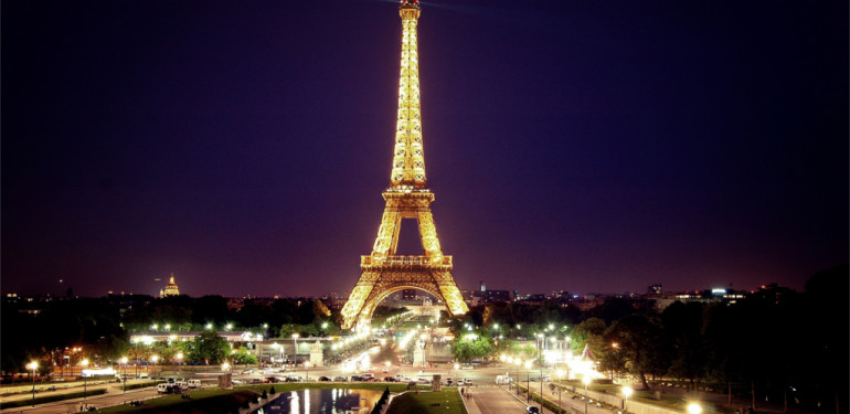 Le charme de la Tour Eiffel de nuit à Paris