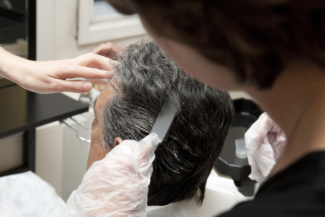 Teinture cheveux homme : à bas les clichés, place à un look d’enfer !