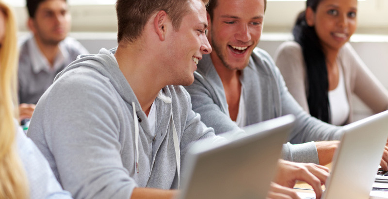 Mieux apprendre une langue étrangère grâce aux réseaux sociaux