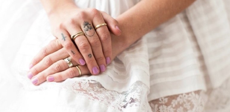 Le Tatouage Au Doigt Discret Et élégant On Valide