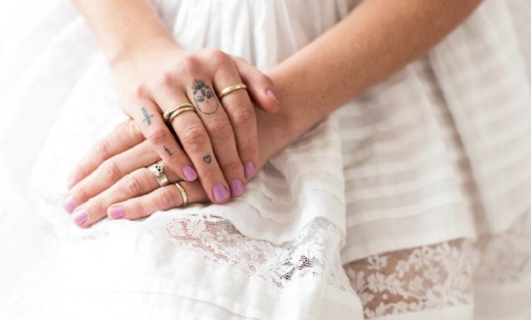 Le tatouage doigt : discret et élégant !