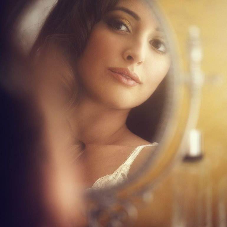 Pourquoi les miroirs à main reviennent-ils à la mode ?