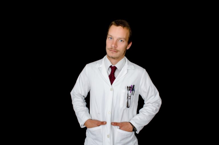 La blouse médicale, indispensable uniforme du médecin