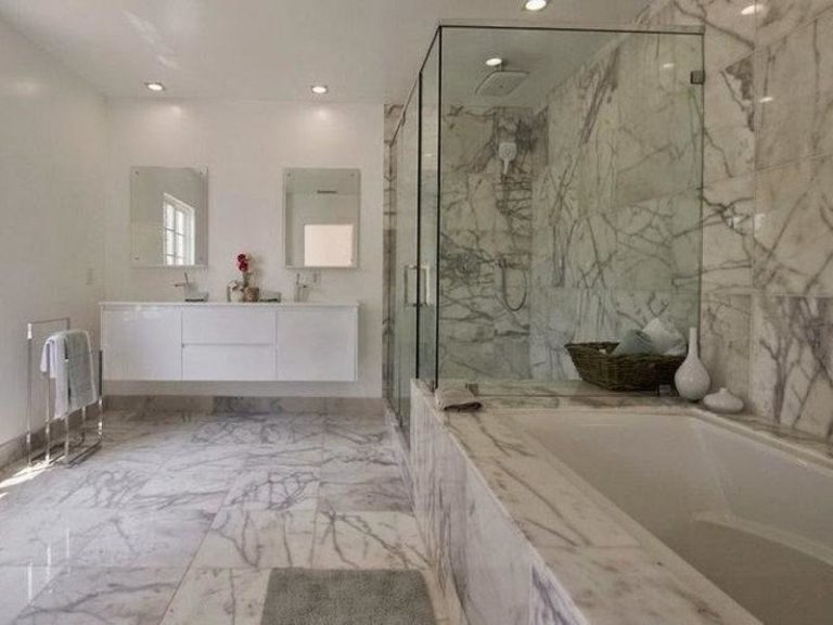 Est-ce une bonne idée d’effectuer le dallage de la salle de bain en marbre ?