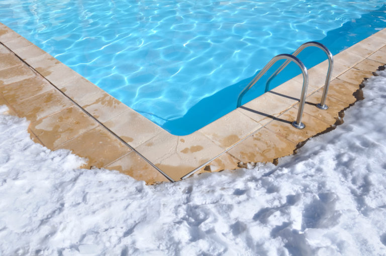 Après l’été, pensez à l’hivernage de votre piscine