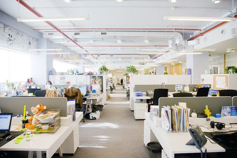 Open space ou bureaux séparés : on pèse le pour et le contre !