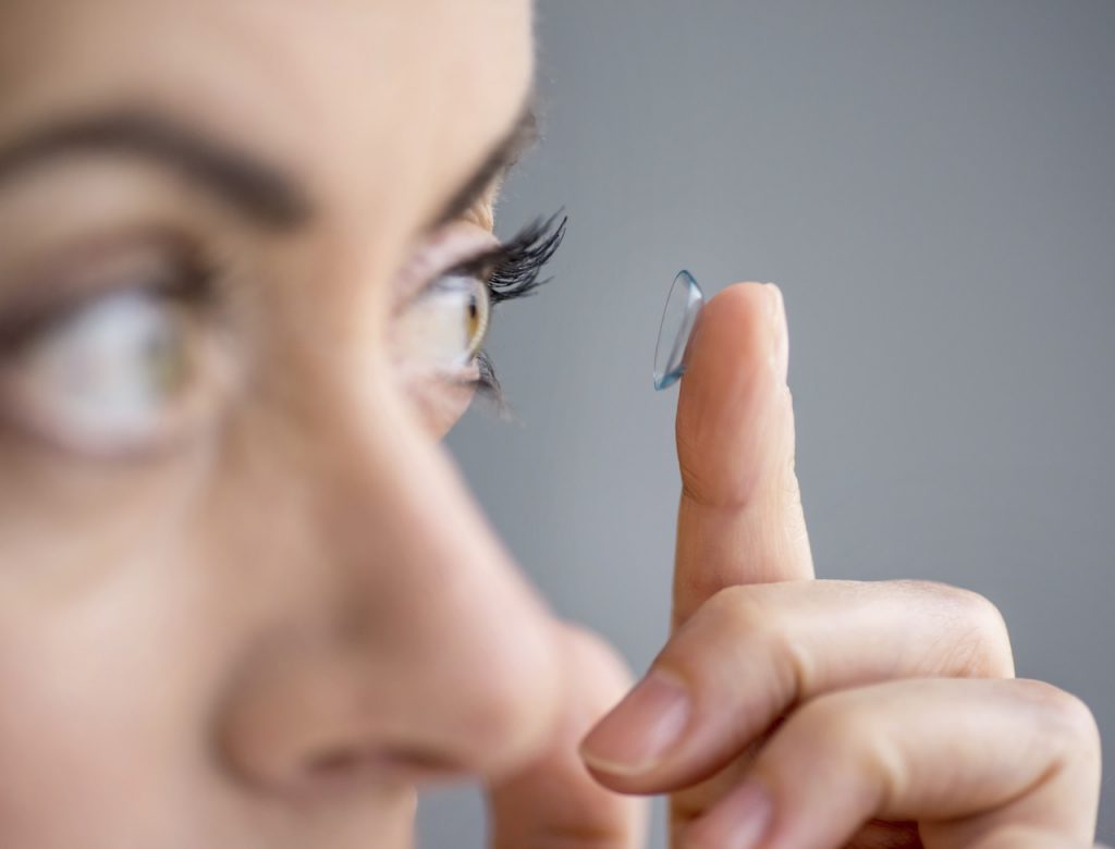 pose de lentille de contact