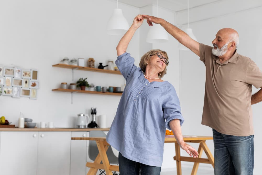couple de retraités dansent en maison de retraite