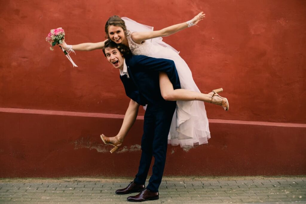 couple de mariés heureux