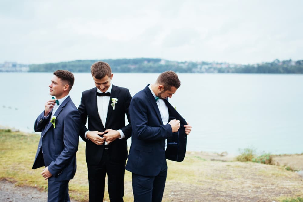 jeunes hommes en costume de mariage
