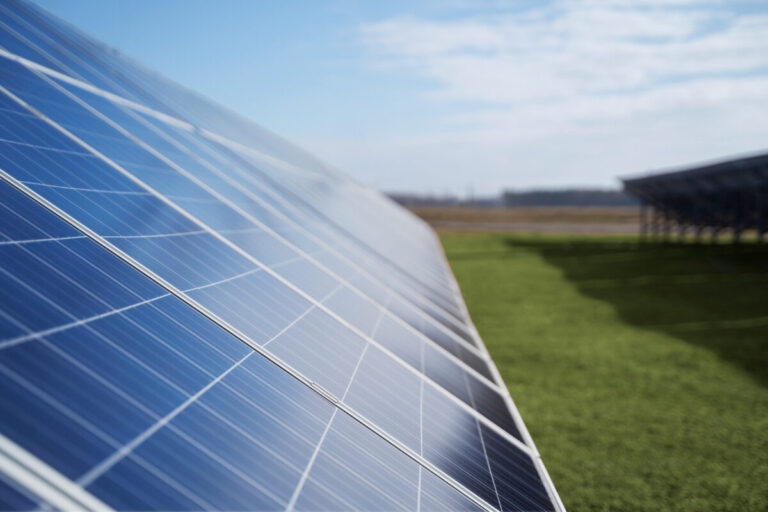 Panneaux solaires et environnement : Comment minimiser votre empreinte carbone