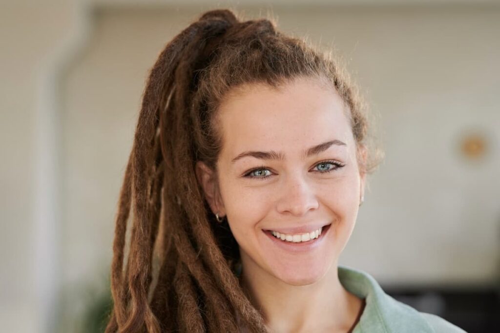 Femme souriante avec des dreads