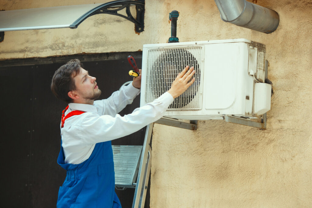 technicien-hvac-travaillant-piece-condensateur-pour-unite-condensation-ouvrier-reparateur-uniforme-reparant-ajustant-systeme-conditionnement-diagnostiquant-recherchant-problemes-techniques