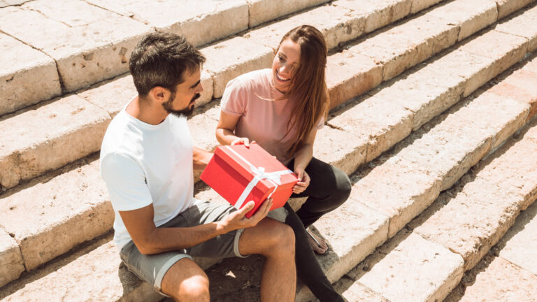 Trouver un cadeau personnalisable : idées et conseils pour offrir un présent unique